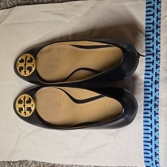 Tory Burch Chelsea Wedge Heel black with gold medallion logo - Picture 3 of 9
